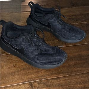 Nike All Black Roshe Size US 6